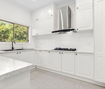 BEAUTIFULLY LOCATED FAMILY HOME - Photo 4