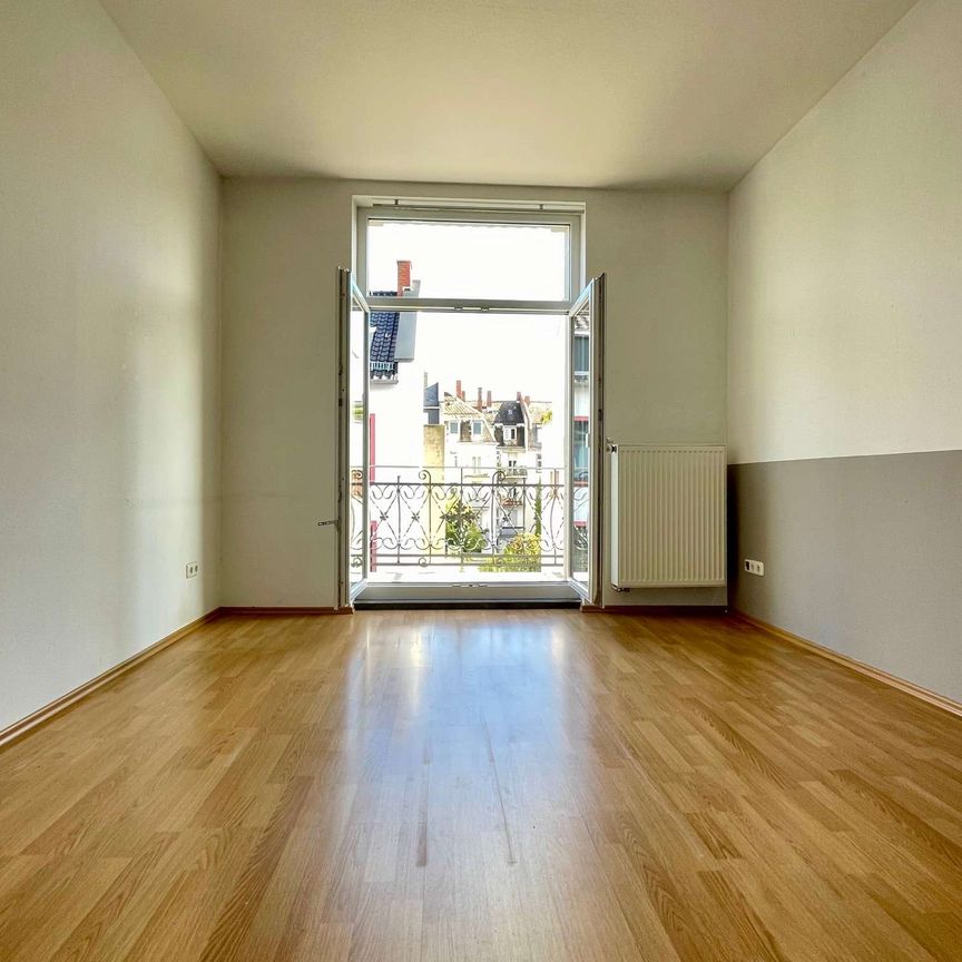 *RICHTIG TOLLE WOHNUNG MIT DESIGN-PARKETT, BALKON u. EBK* - Foto 1