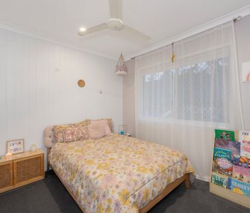 Spacious & Stylish Modern Four Bedroom Family Home - Photo 1