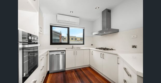 Central Geelong location with panoramic bay and city views. - Photo 1