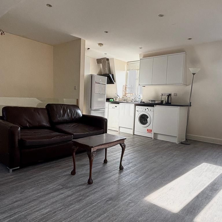 3 bedroom flat to rent - Photo 1