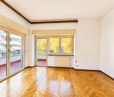 Inviting and bright three-room apartment near the center - Photo 1
