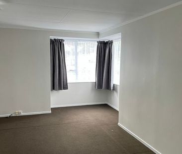 This stylish 3-bedroom family home in a safe neigh - Photo 2