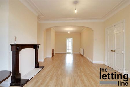 4 bedroom semi-detached house to rent - Photo 3