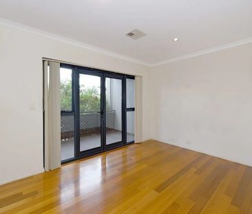Modern Chic Townhouse in Prime Fremantle Location - Photo 2