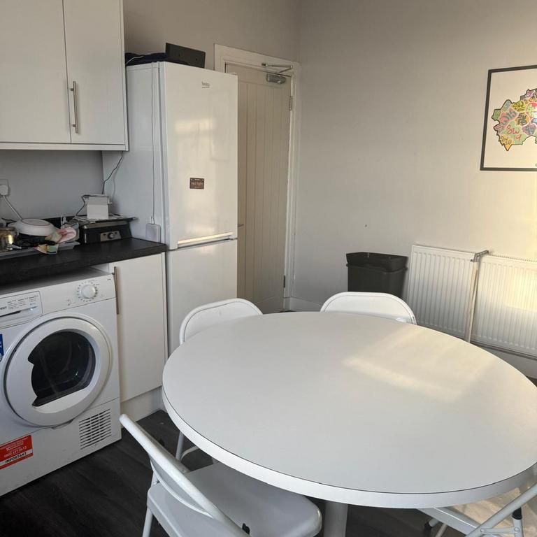 1 bedroom in a flat share to rent - Photo 1