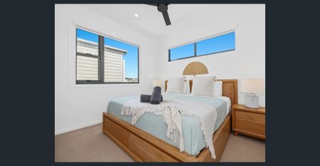 Modern 3 bedroom Townhouse - Walk to the beach! Fully furnished - Photo 5