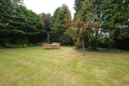 Claremont Lane, Esher, Surrey, KT10 flat to rent - Photo 4