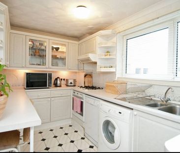 Room in a Shared Flat, Gatestone Court. Central Hill, SE19 - Photo 5