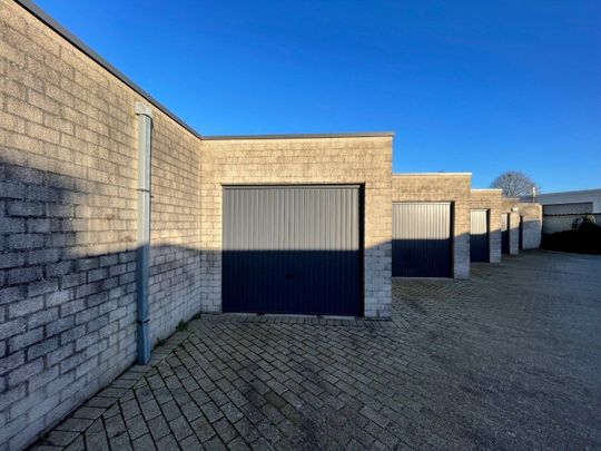 Gelijkvloersappartement met 2 slpks, privé tuintje én ruime garage - Photo 1