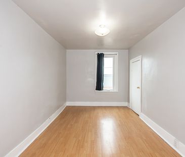 ** ALL INCLUSIVE ** 2 Bedroom Upper Unit in St. Catharines!! - Photo 4