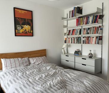 Bright double room in a spacious, calm flat in Turnpike Lane, Mon–Fri - Photo 1