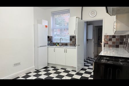 4 Bed Terraced House, Forster Street, NG7 - Photo 2