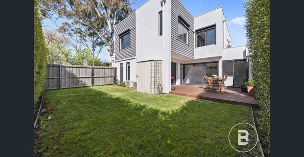 CONTEMPORARY THREE BEDROOM TOWNHOUSE WITH STUNNING PARK VIEWS - Photo 1