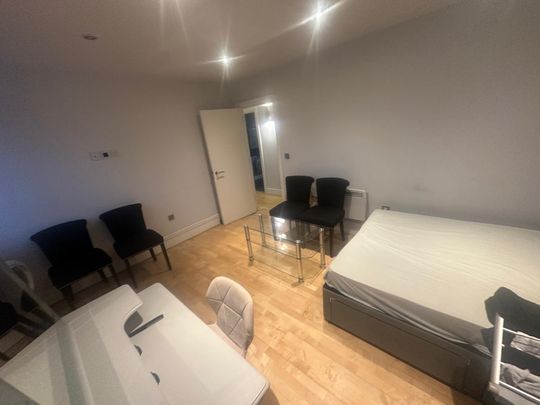 Two rooms in a shared family flat close to Loughton station- £750 pcm - Photo 1