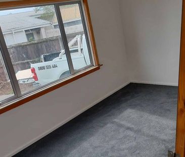 1 room available, huge back yard/garden area. - Photo 2