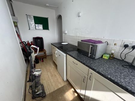 1 bedroom in a flat share to rent - Photo 4