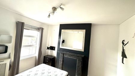 3 bed Apartment for Rent - Photo 2