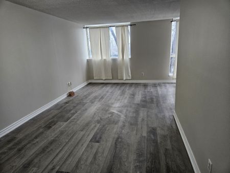 For Lease - 2460 Eglinton Avenue Unit# 219, Toronto, Ontario - Photo 2
