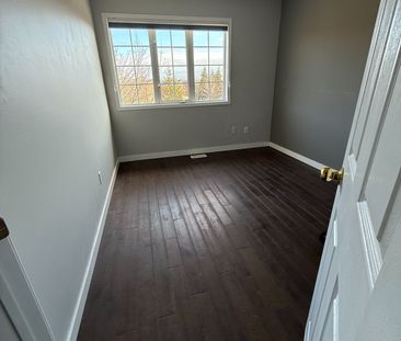 For Lease - 2494 Gill Crescent, Oakville, Ontario - Photo 2