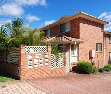 IMMACULATE MODERN TOWNHOUSE. CENTRAL TO CBD AND TRANSPORT - Photo 1