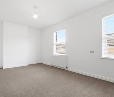 4 bedroom end of terrace house to rent - Photo 2