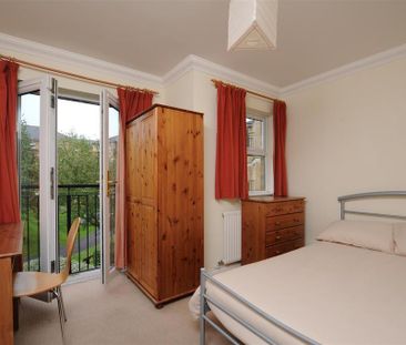 3 bedroom flat to rent - Photo 4