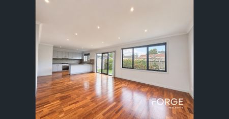 Well Located Townhouse Perfect For Families. - Photo 2