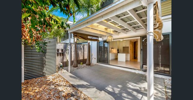 3 Beds Town House close to Major Bus Station - Photo 1