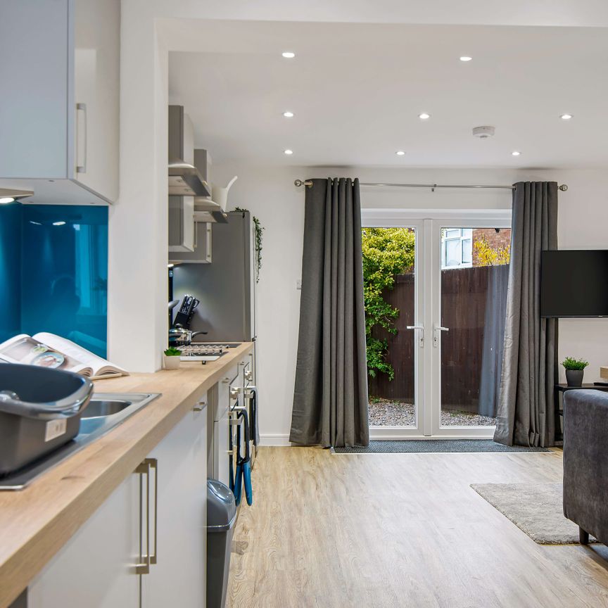 FABULOUS SHARED HOUSE FOR PROFESSIONALS ON POPULAR RESIDENTIAL ESTATE Brigstock - Photo 1