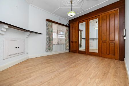 Contemporary Comfort and Convenience in One - Photo 2