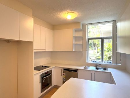 Updated Apartment in Ultra-Convenient Location ** Available 18/04/26 ** - Photo 4