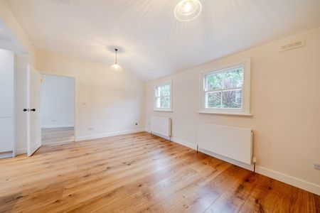 2 bedroom mews to rent - Photo 2