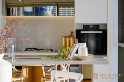 Luxury City Residence Showcasing Panoramic Harbour Views in a Prime CBD Setting - Photo 3