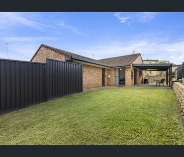 Light Filled 2 Bedroom Duplex with Superb Convenience - Photo 4