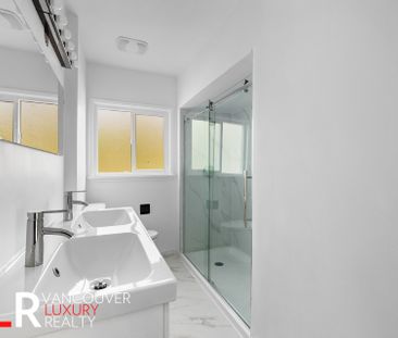 House in West Vancouver, BC - Photo 2