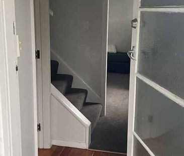 Family home, child friendly, lawns mowed - Photo 2