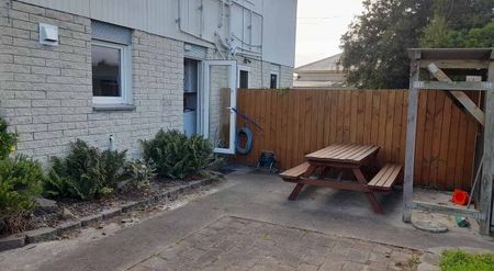 Sunny 2 bedroom, small garden, with BBQ area - Photo 4