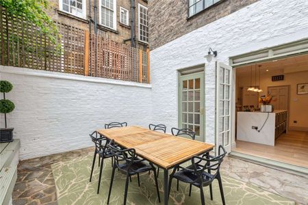 Exceptional 6 bedroom family home, with patio garden and roof terrace, refurbished to an exceptional standard throughout and beautifully furnished, located in the the heart of Westminster. - Photo 2