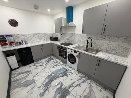 1 bedroom in a house share to rent - Photo 4