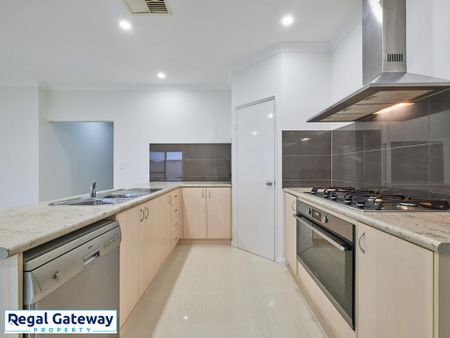 8 Chile Way, AUBIN GROVE WA 6164 - Photo 2