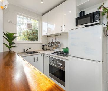 BRIGHT UPSTAIRS APARTMENT IN A FANTASTIC BAYSIDE LOCATION! - Photo 4