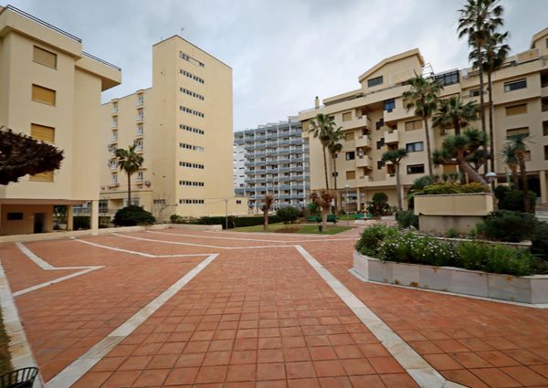 Encantador Piso Reformado en La Carihuela en urbanización con Piscina y Tenis en primera l – tor507ts1