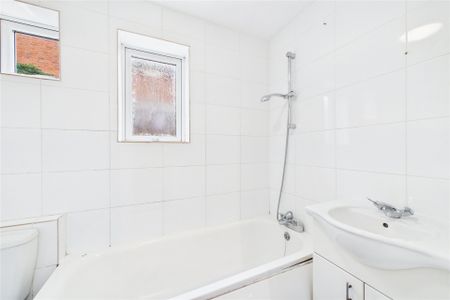 3 bedroom House in Norfolk Road, Berkshire - Photo 3