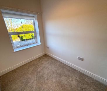 3 bedroom mid terrace to let - Photo 2