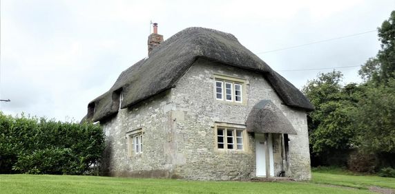 2 bedroom character property to rent - Photo 2