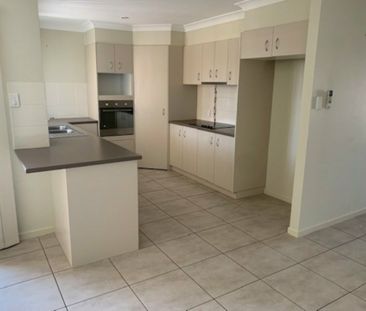 Fully fenced 3 bedroom home with ensuite and garage - Photo 1