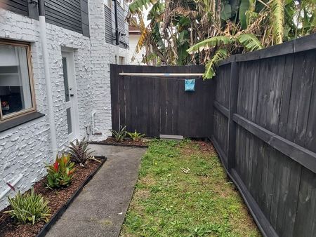 Recently renovated - modern 2-bedroom with garage - Photo 5