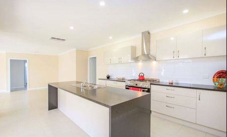 Modern Family Living in Sought-After Thurgoona - Photo 5
