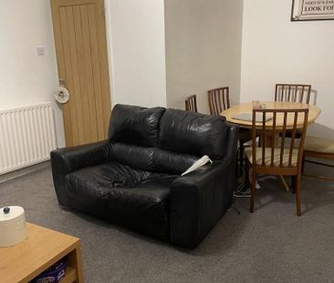 4 bedroom private hall to rent - Photo 1